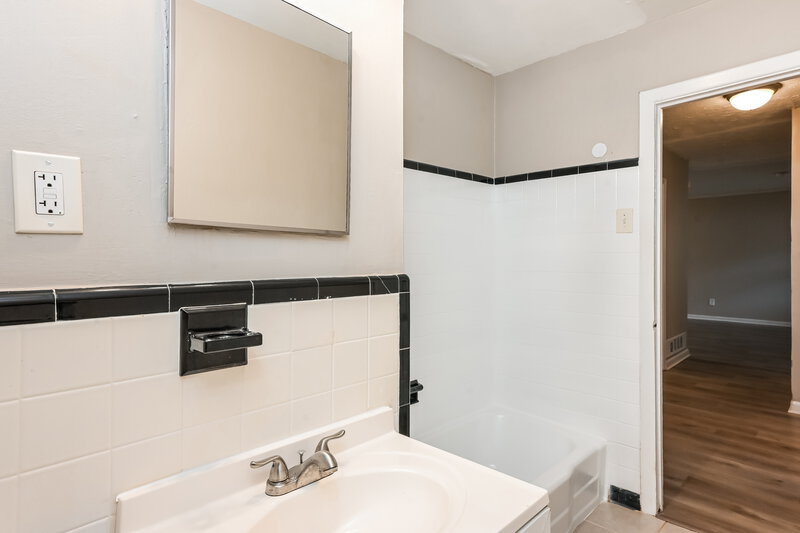 1,420/Mo, 3135 ROBIN Road Decatur, GA 30032 Main Bathroom View 2