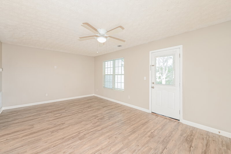 2,240/Mo, 3915 Waldrop Ln Decatur, GA 30034 Living Room View