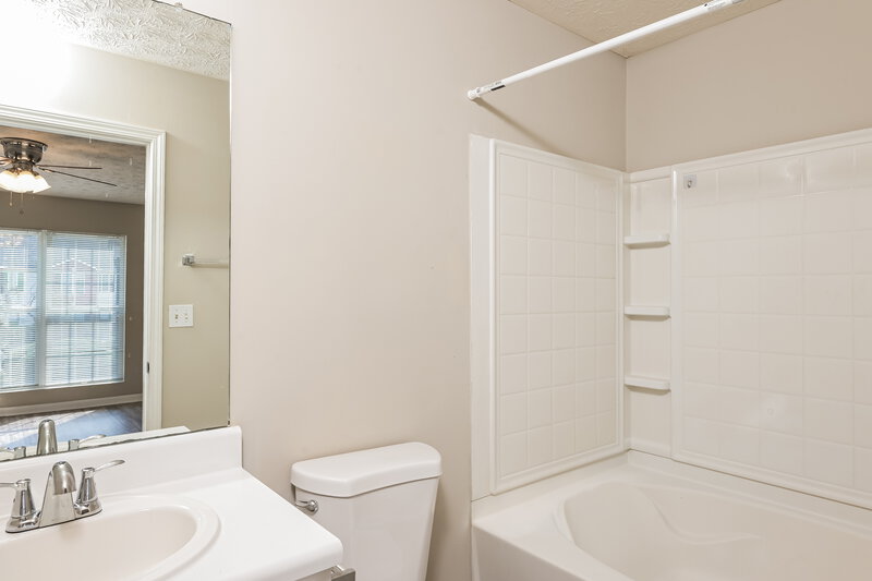 2,240/Mo, 3915 Waldrop Ln Decatur, GA 30034 Main Bathroom View