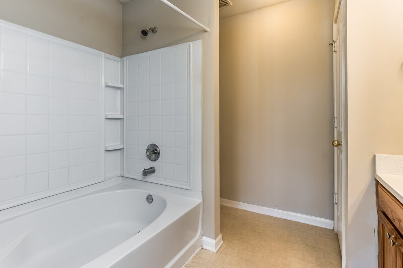 1,750/Mo, 6467 Snowbird Ln Douglasville, GA 30134 Main Bathroom View