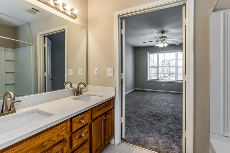 1,750/Mo, 6467 Snowbird Ln Douglasville, GA 30134 Main Bathroom View 2