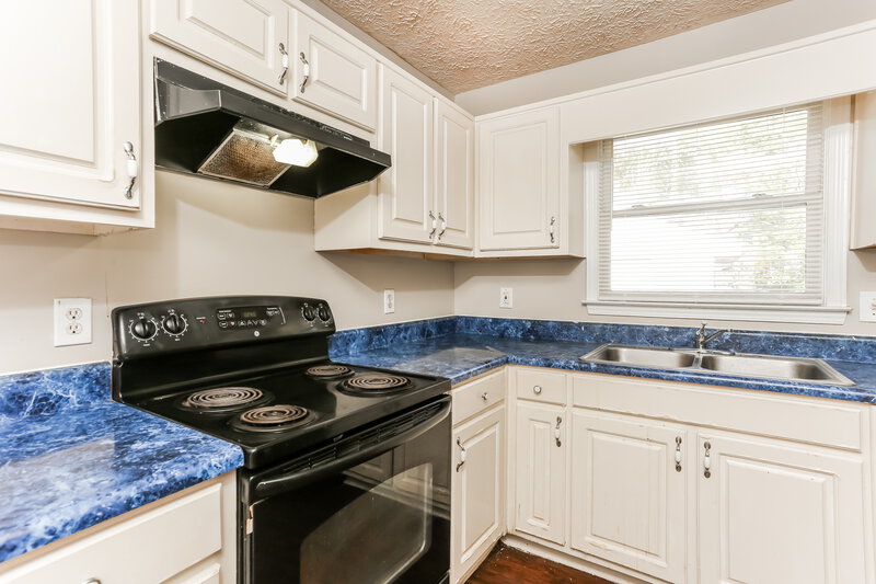 1,695/Mo, 6030 Randy Ln Ellenwood, GA 30294 Kitchen View 2