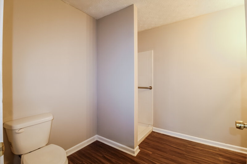 2,450/Mo, 4265 Loveless Pl Ellenwood, GA 30294 Main Bathroom View