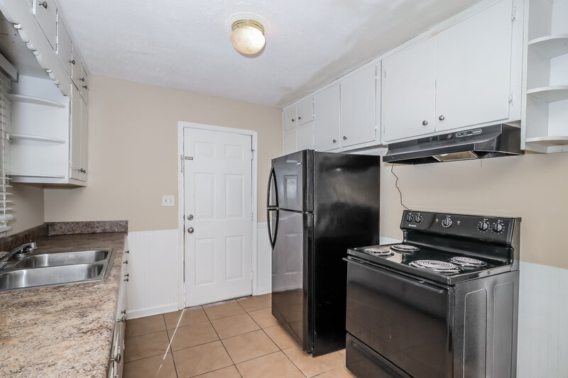 1,950/Mo, 4324 Shady Lane Way Forest Park, GA 30297 Kitchen View 4