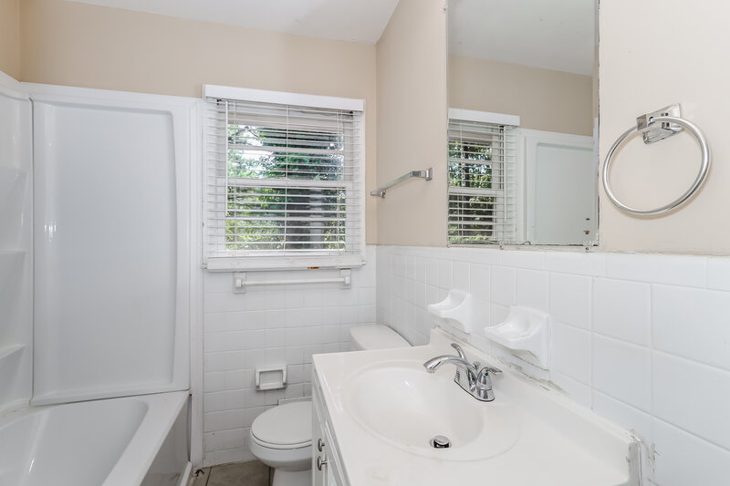 1,950/Mo, 4324 Shady Lane Way Forest Park, GA 30297 Main Bathroom View