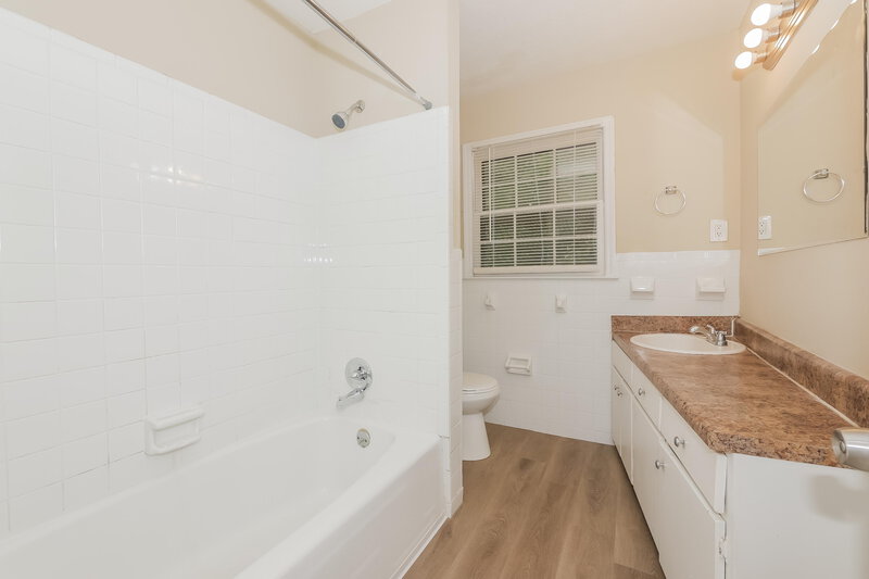 2,220/Mo, 5769 Phillips Dr Forest Park, GA 30297 Main Bathroom View