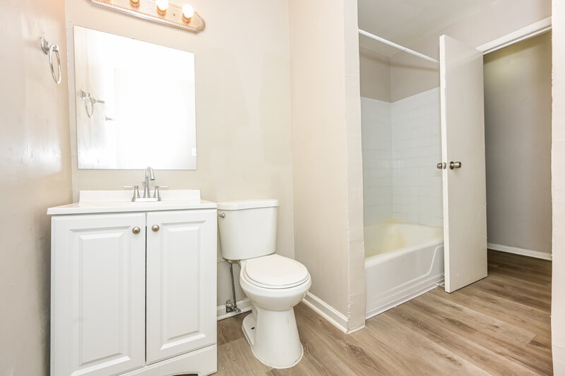 2,030/Mo, 729 Blueridge Dr Forest Park, GA 30297 Main Bathroom View