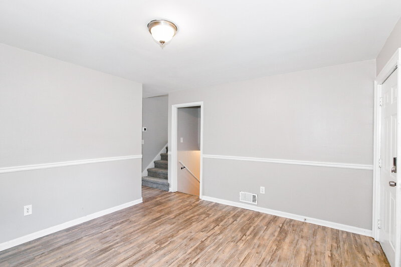 0/Mo, 989 Juniper Cir Forest Park, GA 30297 Living Room View