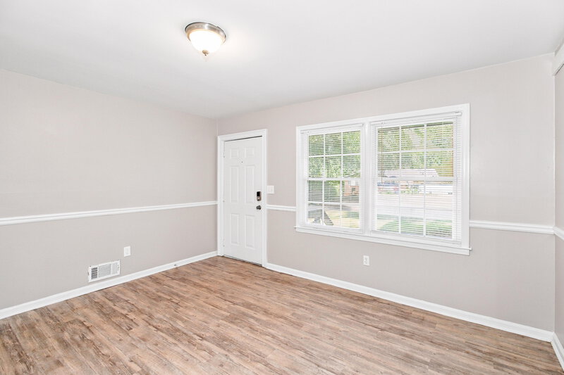 0/Mo, 989 Juniper Cir Forest Park, GA 30297 Living Room View 2