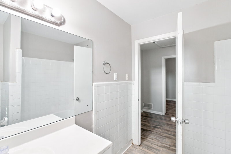 0/Mo, 989 Juniper Cir Forest Park, GA 30297 Primary Bathroom View