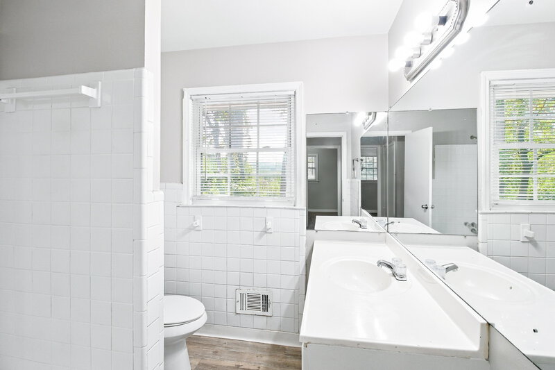 0/Mo, 989 Juniper Cir Forest Park, GA 30297 Primary Bathroom View 2