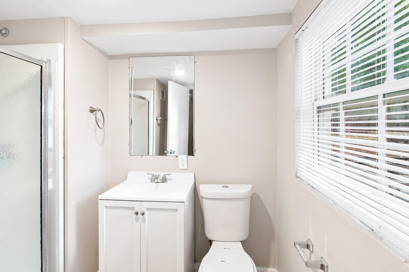 0/Mo, 989 Juniper Cir Forest Park, GA 30297 Bathroom View