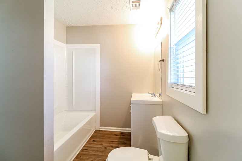 1,420/Mo, 1820 MOORE Lane Gainesville, GA 30507 Main Bathroom View 2