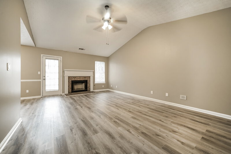 1,700/Mo, 1001 Maple Leaf Rdg Jonesboro, GA 30238 Living Room View 4