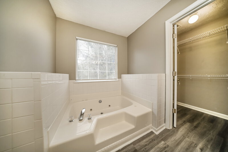 1,700/Mo, 1001 Maple Leaf Rdg Jonesboro, GA 30238 Main Bathroom View