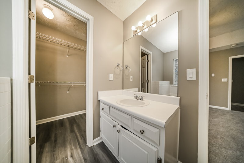 1,700/Mo, 1001 Maple Leaf Rdg Jonesboro, GA 30238 Main Bathroom View 2