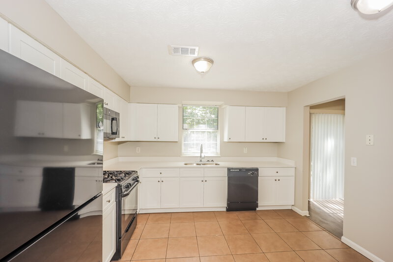 1,815/Mo, 10299 Wisteria Ln Jonesboro, GA 30238 Kitchen View 2