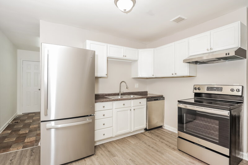 1,260/Mo, 692 Jeb Stuart Dr Jonesboro, GA 30238 Kitchen View