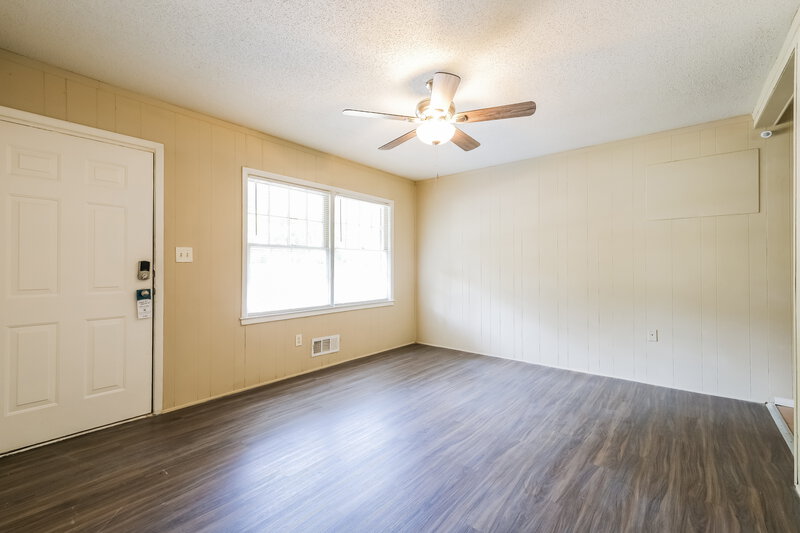 0/Mo, 8216 Saxon Ct Jonesboro, GA 30238 Living Room View 2