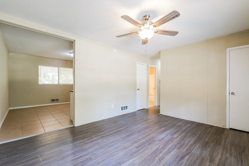 0/Mo, 8216 Saxon Ct Jonesboro, GA 30238 Living Room View 3