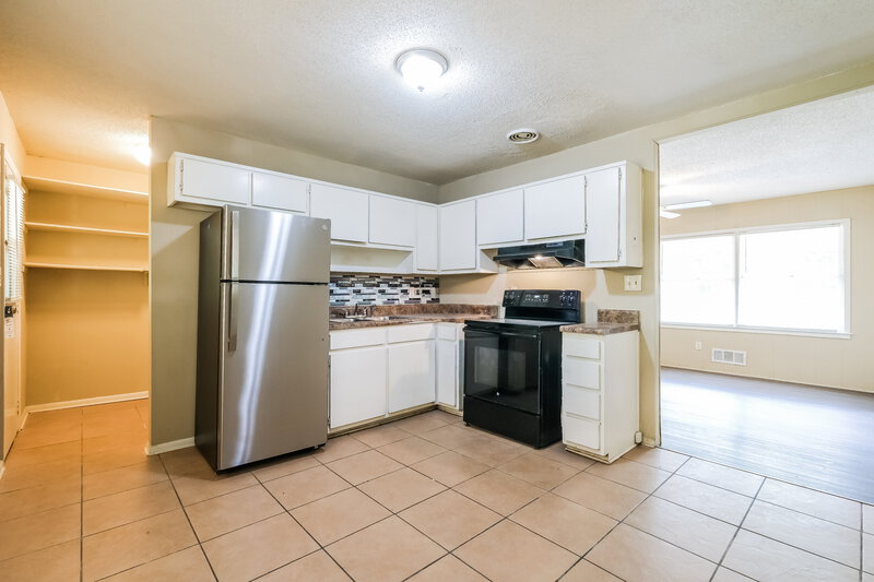 0/Mo, 8216 Saxon Ct Jonesboro, GA 30238 Kitchen View 2