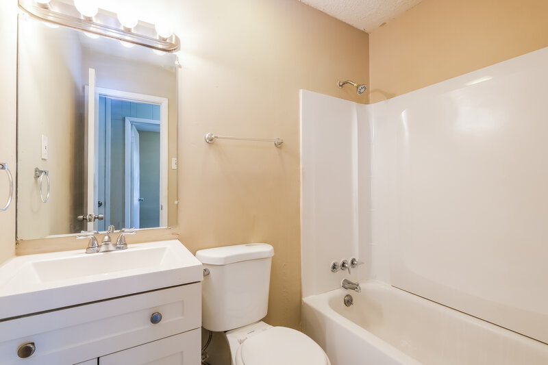 0/Mo, 8216 Saxon Ct Jonesboro, GA 30238 Bathroom View