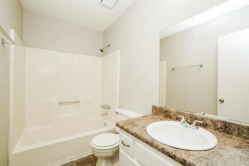 1,890/Mo, 882 Stormy Ln Jonesboro, GA 30238 Main Bathroom View