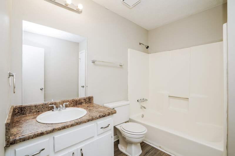 1,890/Mo, 882 Stormy Ln Jonesboro, GA 30238 Bathroom View