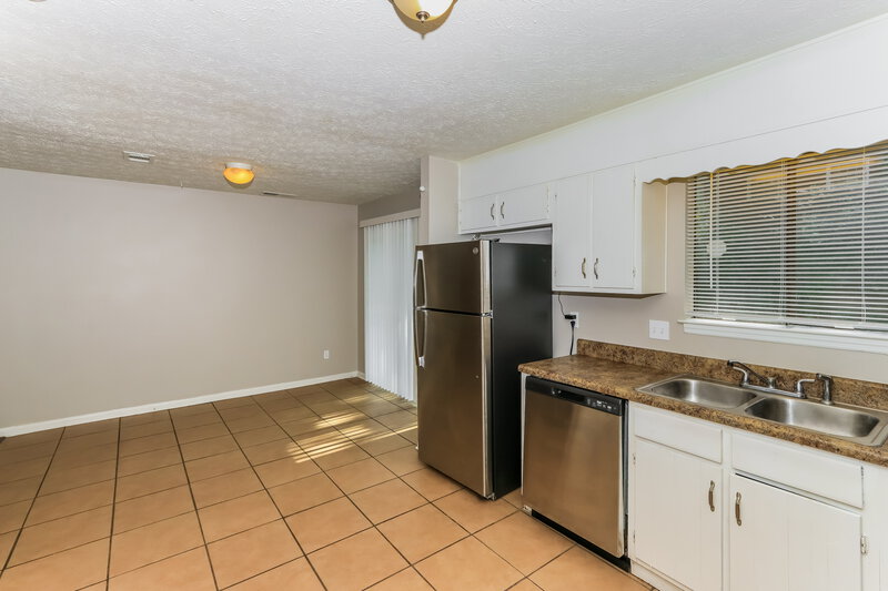 1,610/Mo, 8912 Saddlewood Dr Jonesboro, GA 30238 Kitchen View 3