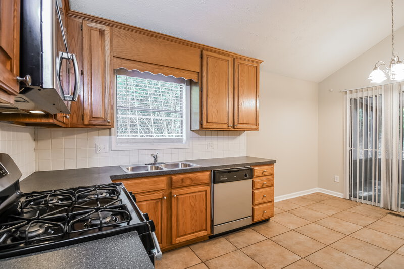 2,025/Mo, 185 Castleair Ct NE Kennesaw, GA 30144 Kitchen View