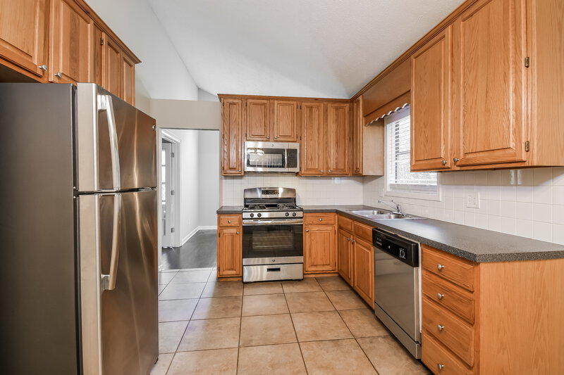 2,025/Mo, 185 Castleair Ct NE Kennesaw, GA 30144 Kitchen View 2