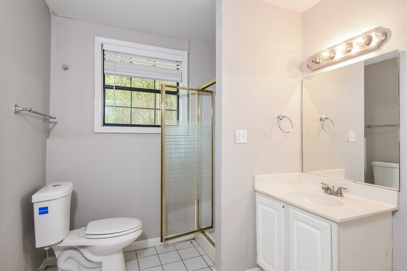 2,025/Mo, 185 Castleair Ct NE Kennesaw, GA 30144 Main Bathroom View