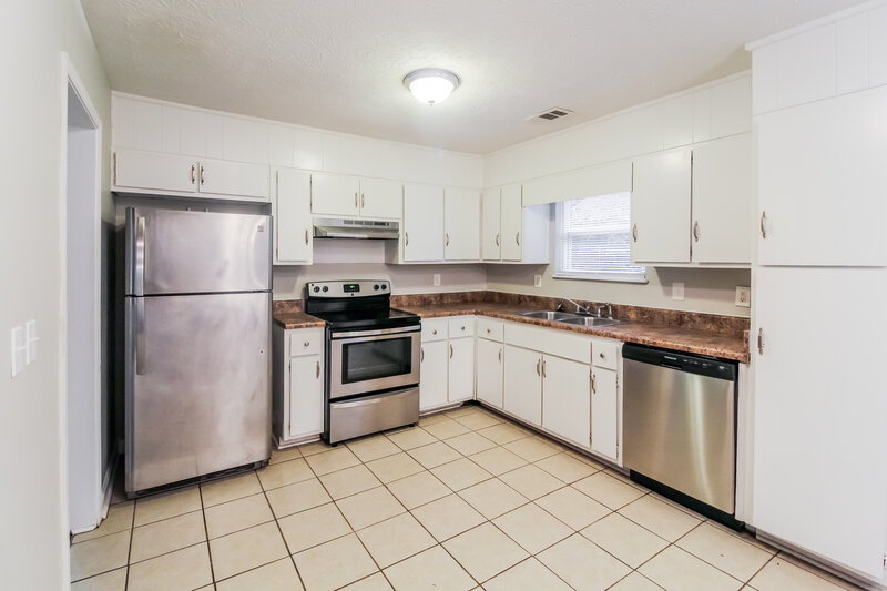 2,210/Mo, 1893 GINGHAM Way Lithonia, GA 30058 Kitchen View 2