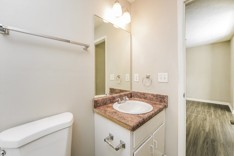 1,845/Mo, 2098 Drake Ct Lithonia, GA 30058 Main Bathroom View 2