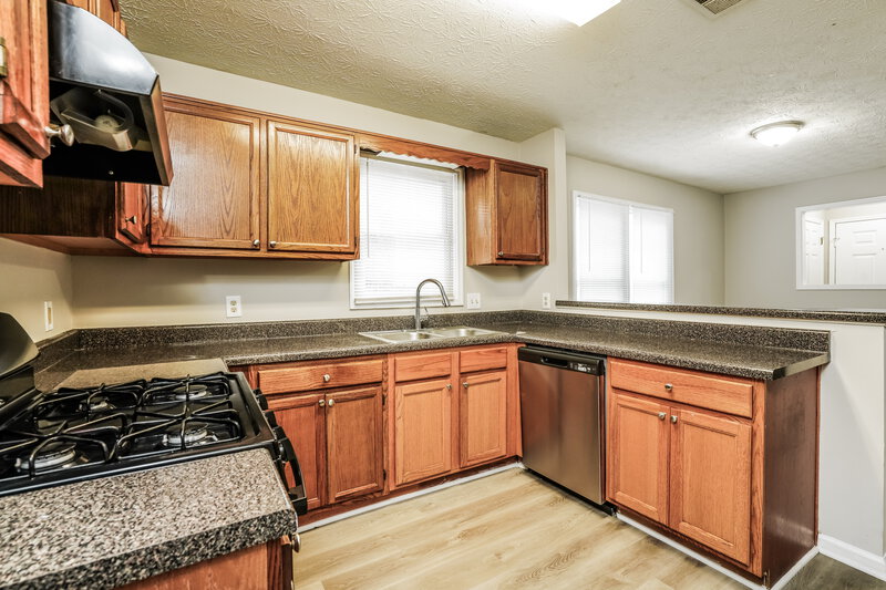 1,465/Mo, 2318 Wellington Cir Lithonia, GA 30058 Kitchen View 2