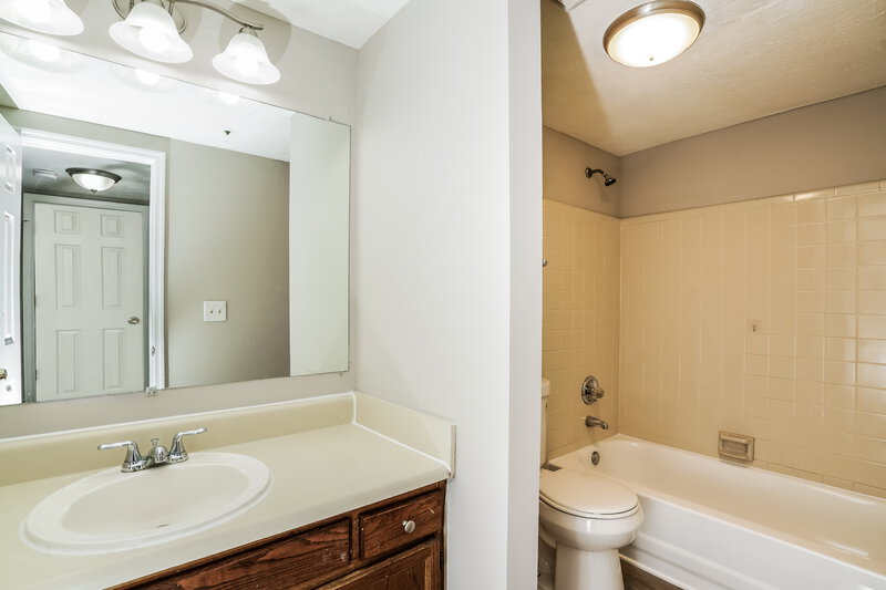 1,465/Mo, 2318 Wellington Cir Lithonia, GA 30058 Main Bathroom View