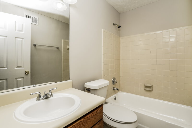 1,465/Mo, 2318 Wellington Cir Lithonia, GA 30058 Bathroom View