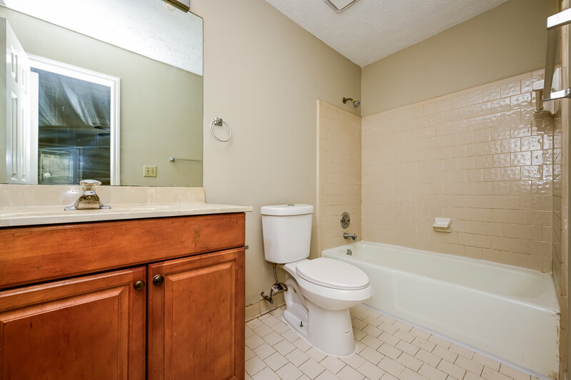 0/Mo, 5796 Trent Walk Dr Lithonia, GA 30038 Main Bathroom View