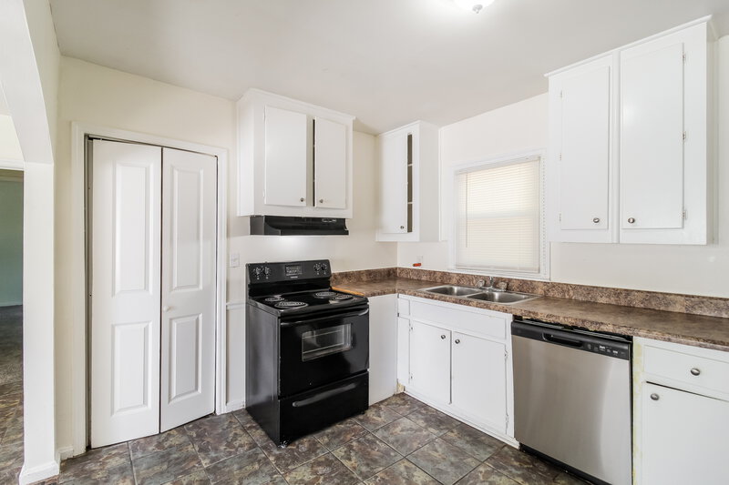 1,780/Mo, 1111 Burbank Cir Marietta, GA 30062 Kitchen View 3