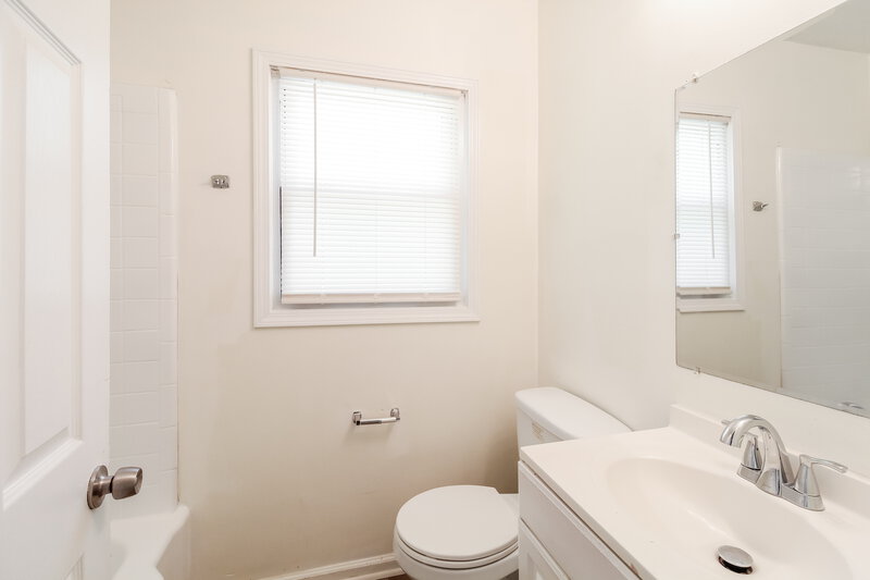1,780/Mo, 1111 Burbank Cir Marietta, GA 30062 Main Bathroom View