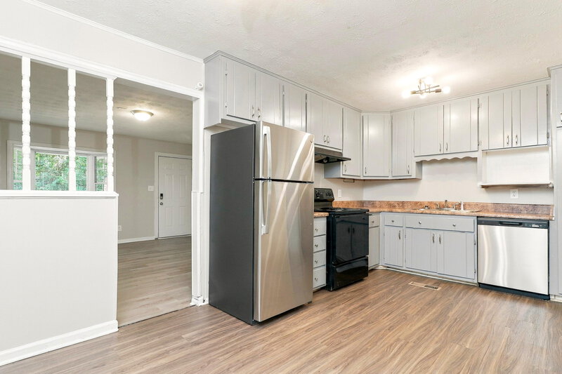 0/Mo, 3173 Fern Valley Drive Marietta, GA 30008 Kitchen View 3