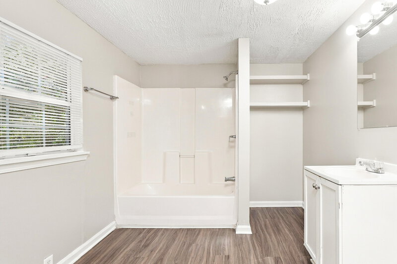0/Mo, 3173 Fern Valley Drive Marietta, GA 30008 Primary Bathroom View