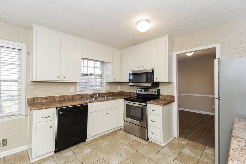 2,870/Mo, 3334 Heatherwood Ln SW Marietta, GA 30008 Kitchen View