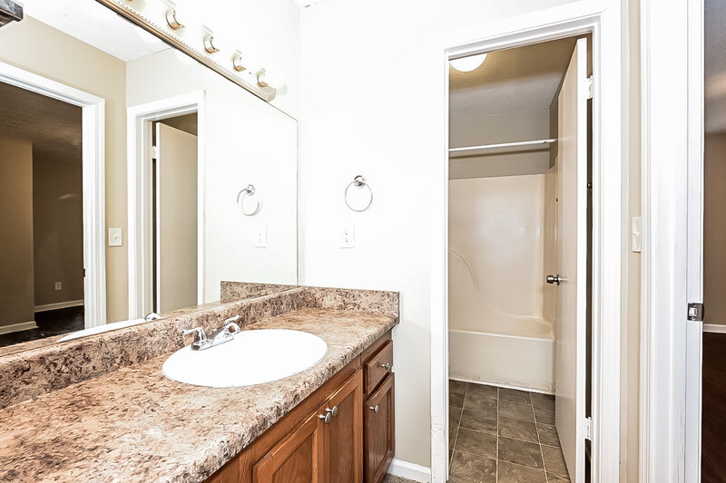 0/Mo, 5681 Waterford Ct Morrow, GA 30260 Main Bathroom View