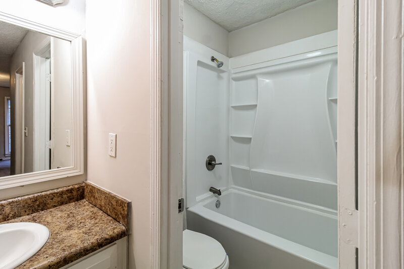 1,555/Mo, 5657 Estates Ct Norcross, GA 30093 Main Bathroom View
