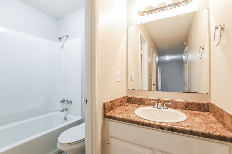 2,600/Mo, 5659 Estates Ct Norcross, GA 30093 Main Bathroom View
