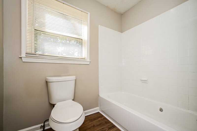1,640/Mo, 3074 Menlo Park Dr Rex, GA 30273 Bathroom View 2
