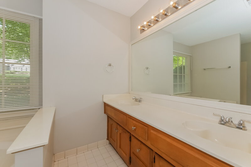 1,670/Mo, 3343 Rock Creek Dr Rex, GA 30273 Main Bathroom View