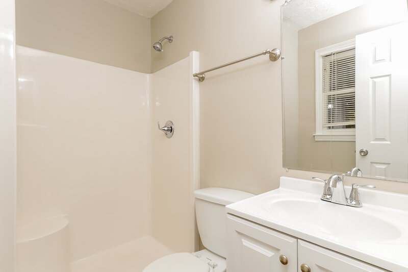 0/Mo, 6693 Bedford Rd Rex, GA 30273 Main Bathroom View