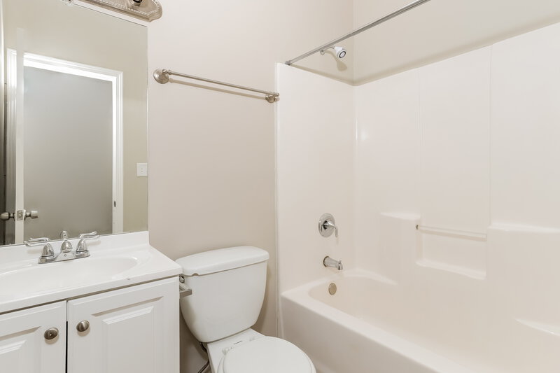 0/Mo, 6693 Bedford Rd Rex, GA 30273 Bathroom View